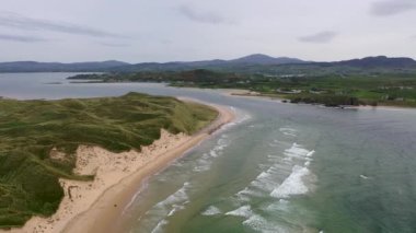 Donegal, İrlanda 'daki Five Fingers Strand' in hava görüntüsü.