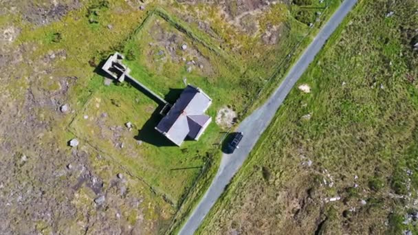 Luftaufnahme Der Thorr National School Meencorwick Bei Crolly County Donegal — Stockvideo