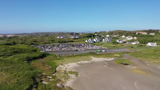 鸟瞰墓地靠近横跨大西洋的桥 通往爱尔兰多纳加尔县的克鲁斯岛 — 图库视频影像