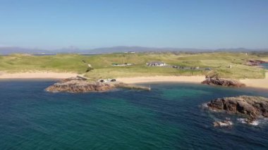 Atlantik üzerindeki köprüye yakın olan Donegal County, İrlanda 'daki Cruit Adası hava manzaralı mezarlık..