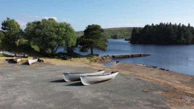Dungloe, County Donegal, İrlanda 'daki Lough Craghy' de balıkçılık..