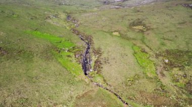 Donegal, Crolly yakınlarındaki dağlarda bir şelalenin havadan görünüşü - İrlanda.