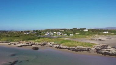 Atlantik üzerindeki köprüye yakın olan Donegal County, İrlanda 'daki Cruit Adası hava manzaralı mezarlık..
