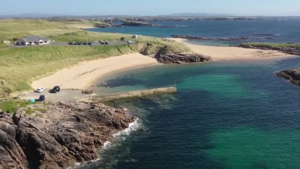 アイルランドのドニゴール州クルート島のトバーノラン地域の美しい海岸 — ストック動画