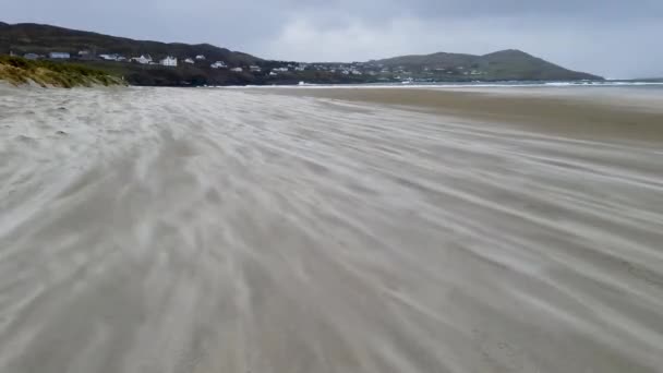 アイルランド ドニゴール州ポルトゥヌスによるナリンビーチでの砂嵐 — ストック動画