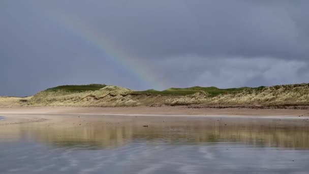 美しい虹とパターン ナリンビーチ ポートヌース ドニゴール アイルランド — ストック動画