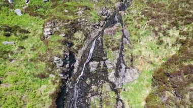 Donegal, Crolly yakınlarındaki dağlarda bir şelalenin havadan görünüşü - İrlanda.