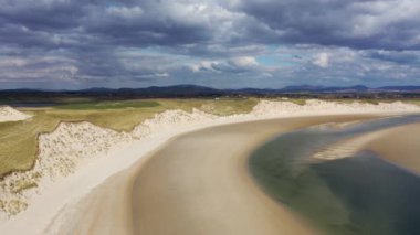 Donegal 'de Ardara ile Portnoo arasındaki Sheskinmore Körfezi' nde inanılmaz kum tepeleri - İrlanda..