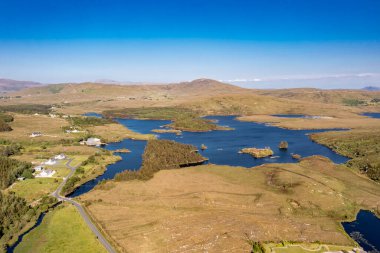 Dungloe 'dan Lough Craghy Balıkçılık Aereal, County Donegal - İrlanda.