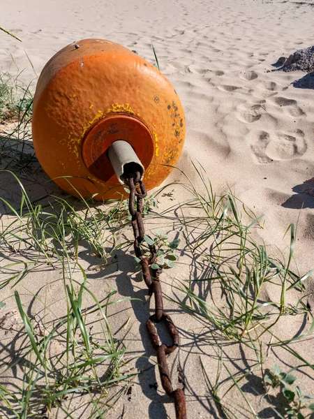 Pomerančová Bóje Ležící Pláži Při Odlivu — Stock fotografie