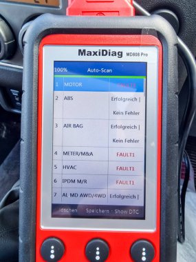 PORTNOO, İKİ DONEGAL, İRELAND - 13 Nisan 2023: Arabayı teşhis bilgisayarıyla analiz eden mühendis.