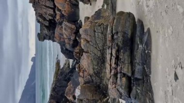 Rosbeg, County DOnegal, İrlanda 'daki Tramore plajında güzel kayalar.