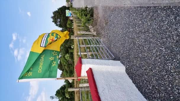Dungloe County Donegal Ιρλανδια Ιουνιου 2023 Σημαία Donegal Που Κυματίζει — Αρχείο Βίντεο