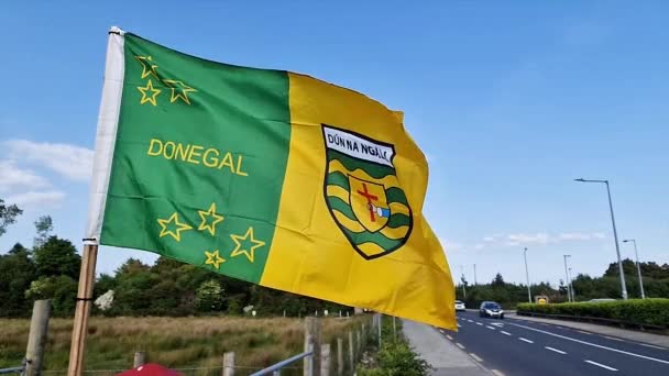 Dungloe Państwo Donegalne Irlandia Czerwca 2023 Flaga Donegal Macha Boisku — Wideo stockowe