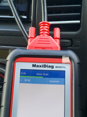 PORTNOO, İKİ DONEGAL, İRELAND - 13 Nisan 2023: Arabayı teşhis bilgisayarıyla analiz eden mühendis.