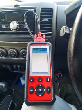 PORTNOO, İKİ DONEGAL, İRELAND - 13 Nisan 2023: Arabayı teşhis bilgisayarıyla analiz eden mühendis.