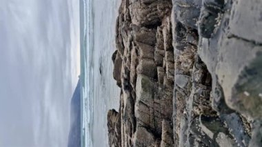 Rosbeg, County DOnegal, İrlanda 'daki Tramore plajında güzel kayalar.