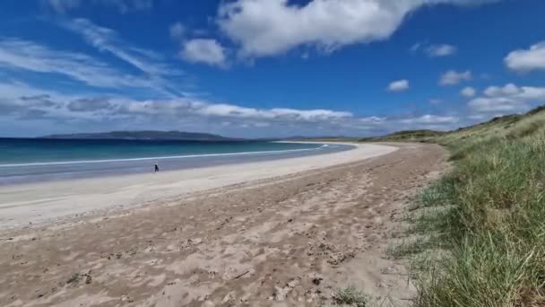 アイルランド ドニゴール州ポートヌスによるナリンビーチでの穏やかな一日 — ストック動画