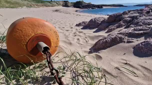 Оранжевый Буй Лежит Пляже Время Отлива — стоковое видео