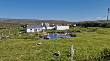 İrlanda 'nın Donegal ilçesindeki tipik İrlanda kulübesi..