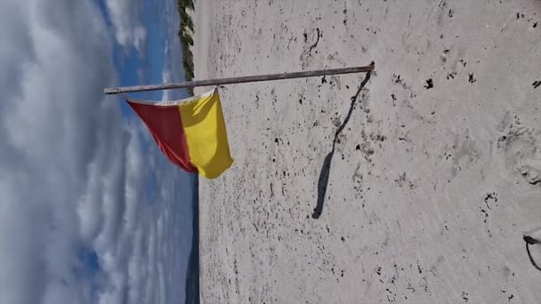 Eine Rot Gelbe Rettungsfahne Einem Sandstrand — Stockvideo