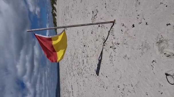 Bandera Salvavidas Roja Amarilla Una Playa Arena — Vídeo de stock