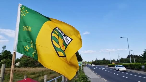 Dungloe County Donegal Ιρλανδια Ιουνιου 2023 Σημαία Donegal Που Κυματίζει — Αρχείο Βίντεο
