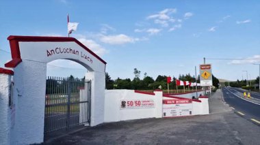 DUNGLOE, COUNTY DONEGAL, IRELAND - 6 Haziran 2023: GAA sahası kasabanın ortasında yer almaktadır..