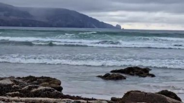 Rosbeg, County DOnegal, İrlanda 'daki Tramore plajında güzel kayalar.