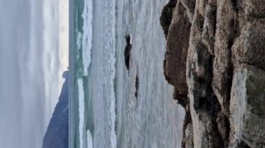 Rosbeg, County DOnegal, İrlanda 'daki Tramore plajında güzel kayalar.