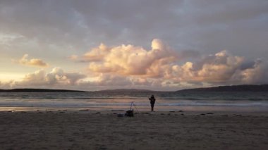 PORTNOO, COUNTY DONEGAL, IRELAND - 16 Eylül 2023: 20 Adam sahilde bir balıkçılık yarışmasında yarışıyor.