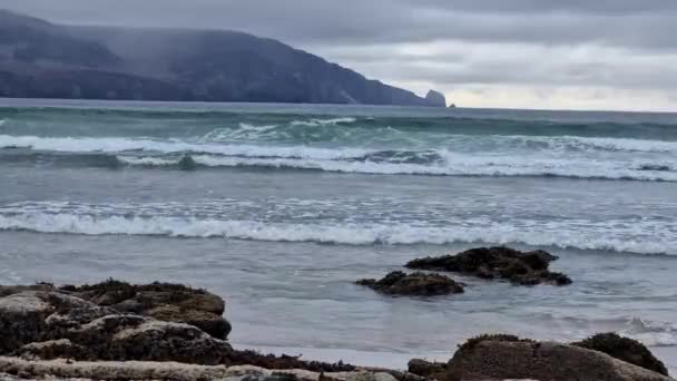 爱尔兰多纳戈尔郡罗思贝的特拉摩海滩上美丽的岩石 — 图库视频影像