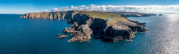 爱尔兰多尼加县弗罗莫尔岛灯塔的空中景观 — 图库照片