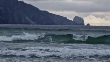 Rosbeg, County DOnegal, İrlanda 'daki Tramore plajında güzel kayalar.