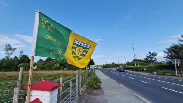 Dungloe County Donegal Ireland Жюнь 2023 Донегальський Прапор Махає Полі — стокове відео