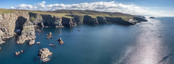 爱尔兰多尼加县弗洛莫尔岛灯塔附近悬崖的空中景观 — 图库照片