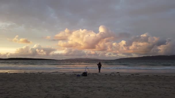 Portnoo County Donegal Ireland Eylül 2023 Adam Sahilde Bir Balıkçılık — Stok video