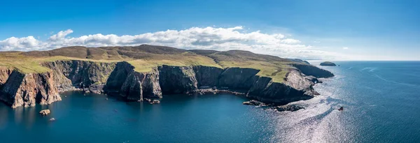 Rlanda Nın Donegal Ilçesindeki Arranmore Adasındaki Deniz Fenerinin Yakınındaki Uçurumların — Stok fotoğraf