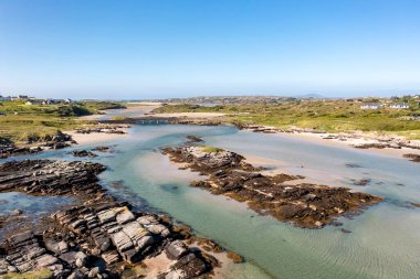 Atlantik üzerinden Cruit Adası, Donegal, İrlanda 'ya giden köprünün havadan görüntüsü..