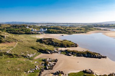 Kincasslagh, County DOnegal, İrlanda 'daki St. Marys Kilisesi' nin hava manzarası.