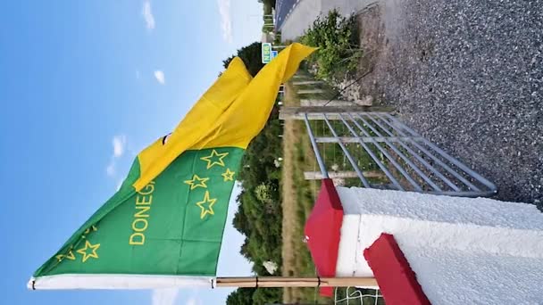 Dungloe County Donegal Irlanda Junho 2023 Bandeira Donegal Acenando Campo — Vídeo de Stock