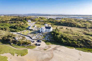 Kincasslagh, County DOnegal, İrlanda 'daki St. Marys Kilisesi' nin hava manzarası.