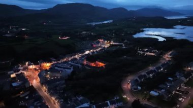 Ardara 'nın İrlanda Donegal' deki hava gece görüntüsü.