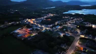 Ardara 'nın İrlanda Donegal' deki hava gece görüntüsü.
