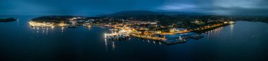 İrlanda 'nın en önemli balıkçı limanı olan Donegal ilçesi Killybegs' in hava gece manzarası.,