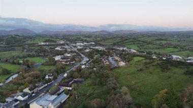 Donegal Town, Donegal County, İrlanda 'daki ana caddenin hava görüntüsü..