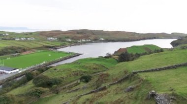 Killybegs, County Donegal, İrlanda 'dan Kilcar GAA sunumunun hava görüntüsü.