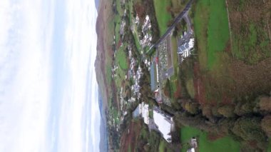 Killybegs, County Donegal, İrlanda 'dan Kilcar' ın hava görüntüsü.