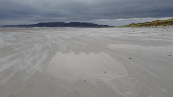 Αμμοθύελλα Σχηματίζοντας Τουλίπα Στην Παραλία Dooey Lettermacaward Στο County Donegal — Αρχείο Βίντεο