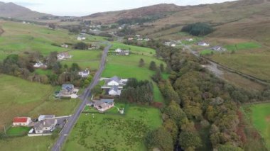 Killybegs, County Donegal, İrlanda 'dan Kilcar' ın hava görüntüsü.